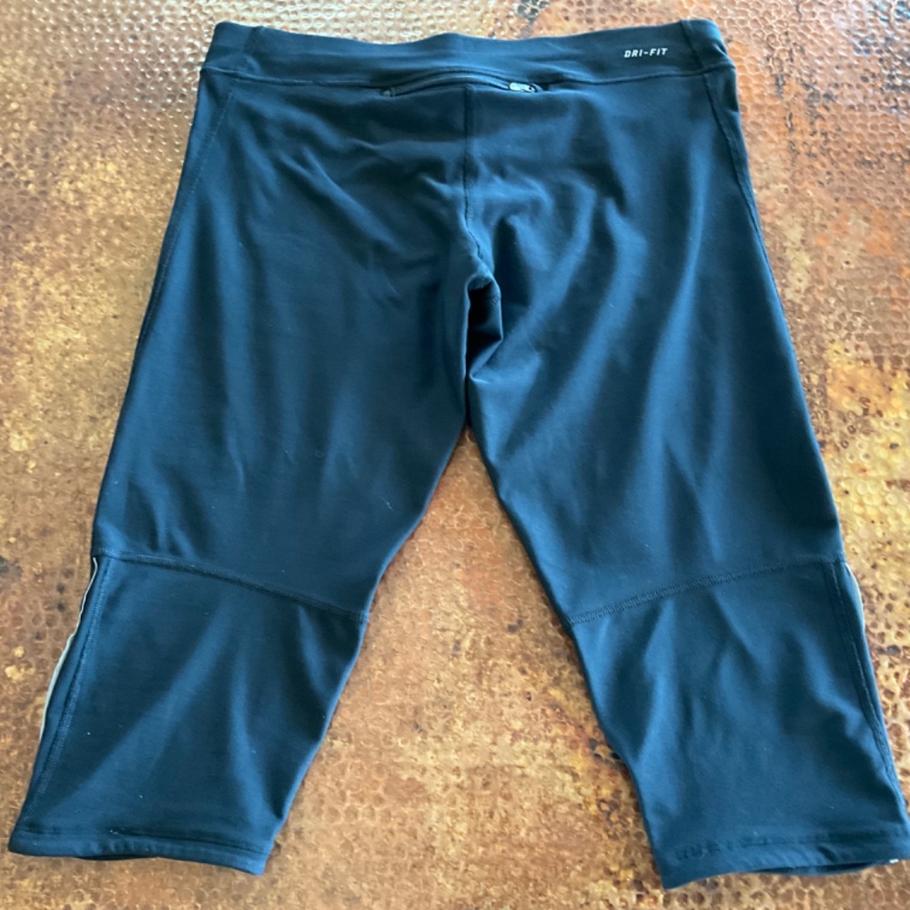 Nike Dri-Fit Crop Leggings. Black. Size M - Picture 3 of 5